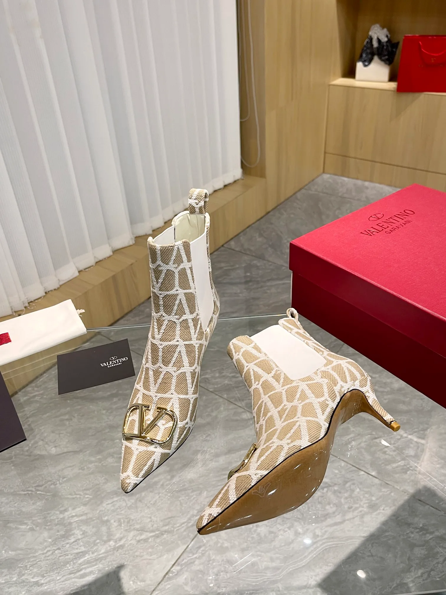 👟👟Ex-factory price 560👟👟 Genuine leather sole +40 [Valentino] Valentino ~ Unique [V logo fabric print pattern] with light gold metal [V buckle] fashion women's boots: Made with original craftsmanship, comfortable and versatile, showing long legs! Absolutely classy! Fabric: High-grade fabric printed cloth➕Imported sheepskin lining⚡Boot shaft. [Light Gold V Buckle] Decorative accessory! Outsole: 2 types: non-slip and wear-resistant rubber outsole and Italian leather sole. Size: 35−41 (customized sizes 34-42). Rubber sole, leather sole +40